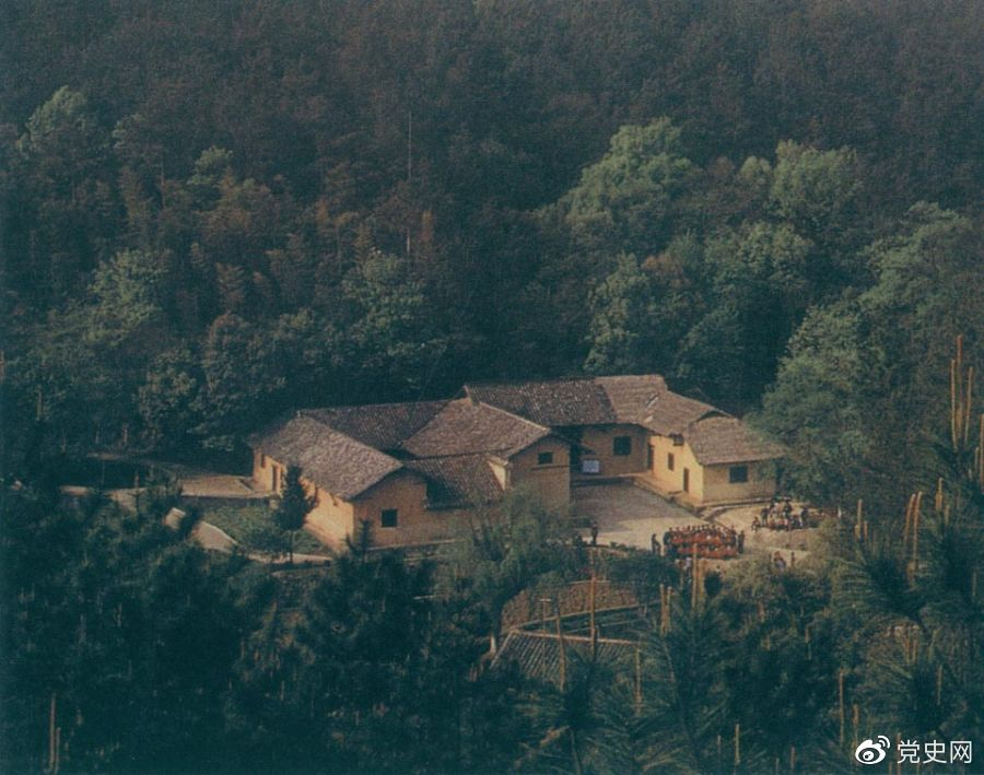 毛澤東故居——湖南省湘潭縣韶山?jīng)_上屋場(chǎng)。1893年12月26日，毛澤東在這里誕生。